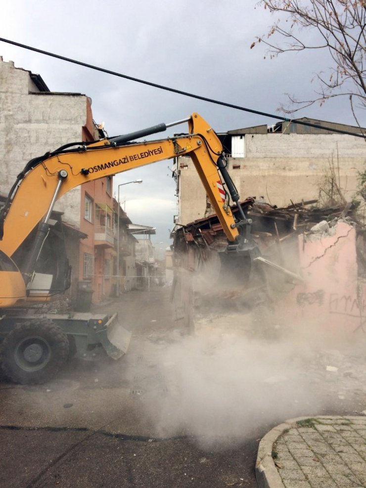 Madde bağımlılarının meskenine balyoz