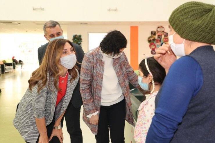 Polis eşlerinden ihtiyaç sahibi öğrencilere destek