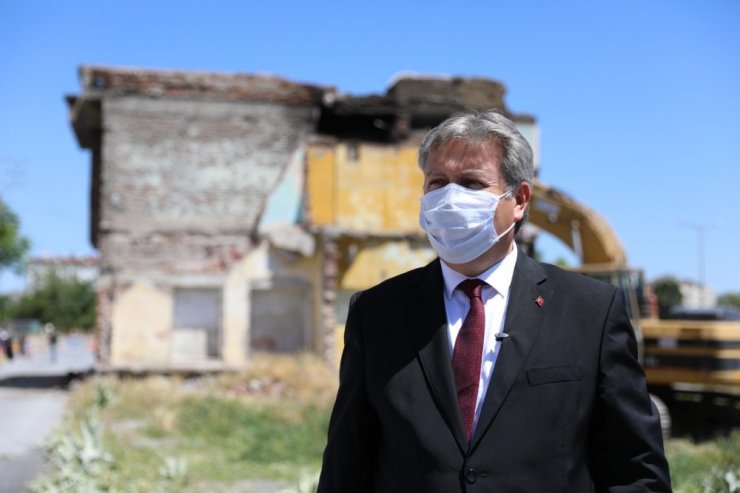 Melikgazi metruk yapılardan temizleniyor