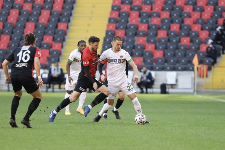 Alanyaspor, haftalar sonra liderliği kaptırdı