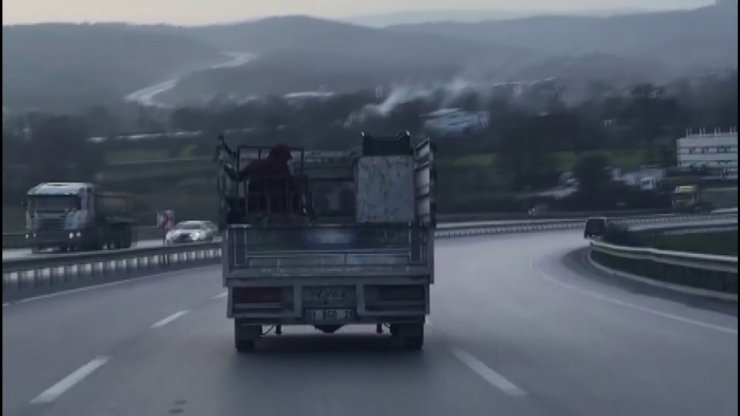 Şile’de kamyonet kasasında tehlikeli yolculuk kamerada