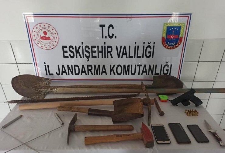 Sit alanında kaçak kazı yaparken yakalandılar
