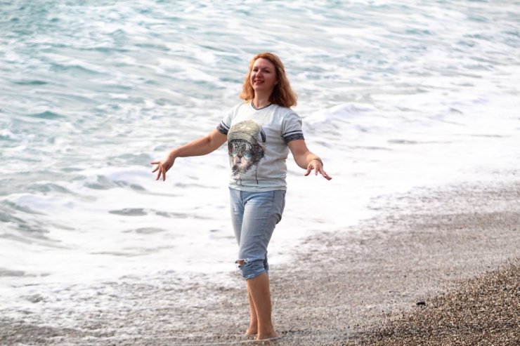 Kısıtlamada denizin keyfini turistler çıkardı