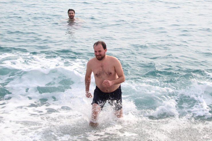 Kısıtlamada denizin keyfini turistler çıkardı