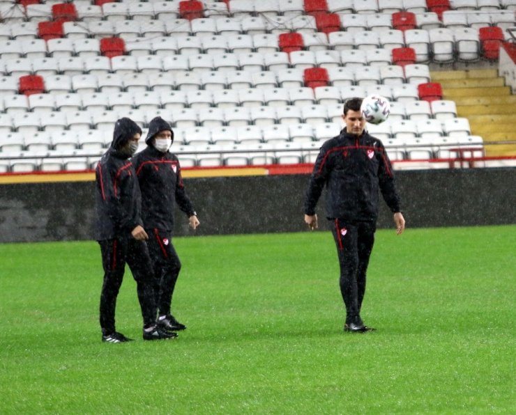 Antalyaspor - Hatayspor maçı yağmur sebebiyle ertelendi