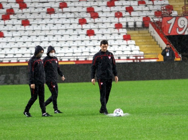 Antalyaspor - Hatayspor maçı yağmur sebebiyle ertelendi