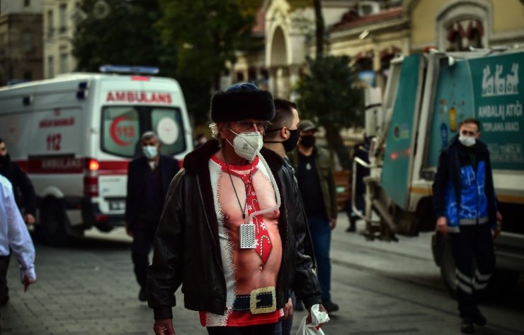 Taksim’de garip giyimli turist dikkatleri üzerine çekti