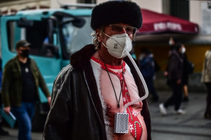 Taksim’de garip giyimli turist dikkatleri üzerine çekti