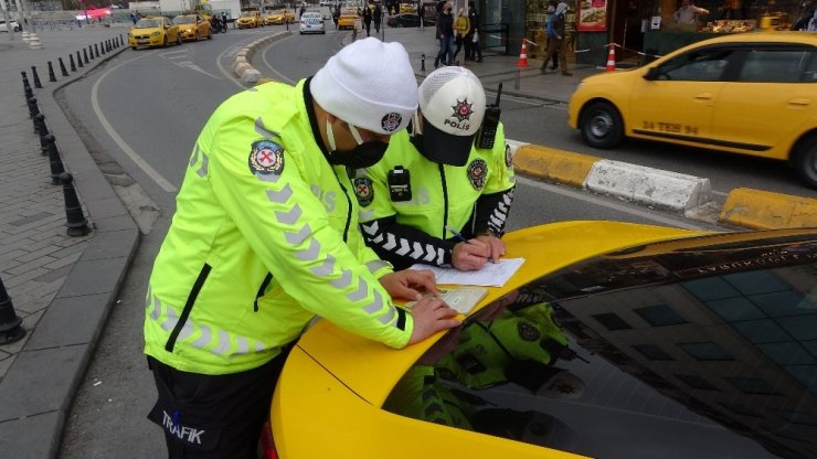 Taksim’de turist kendisini uyaran polise saldırdı