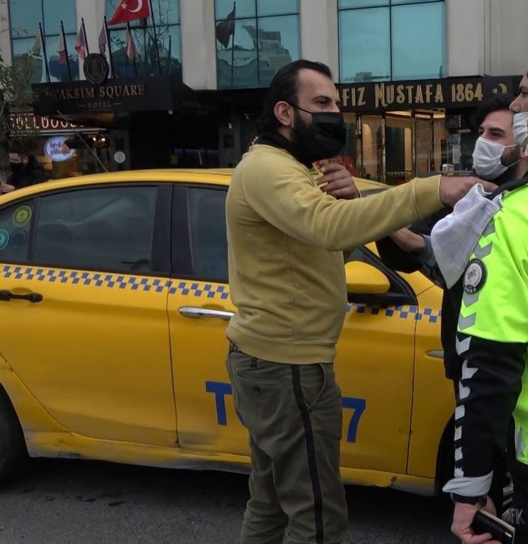 Taksim’de turist kendisini uyaran polise saldırdı