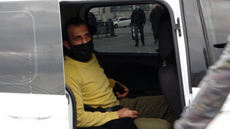 Taksim’de turist kendisini uyaran polise saldırdı