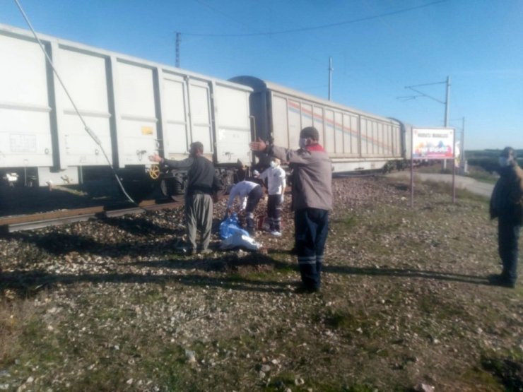 Yük treni hemzemin geçitte traktöre çarptı: 1 ölü