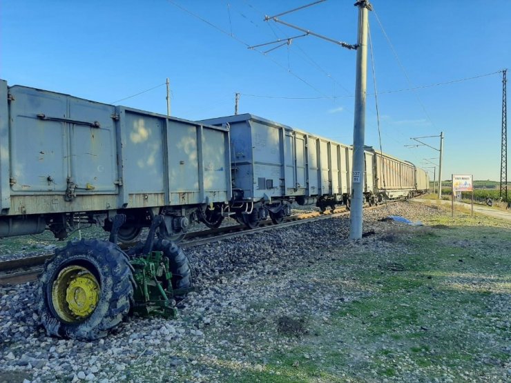 Yük treni hemzemin geçitte traktöre çarptı: 1 ölü
