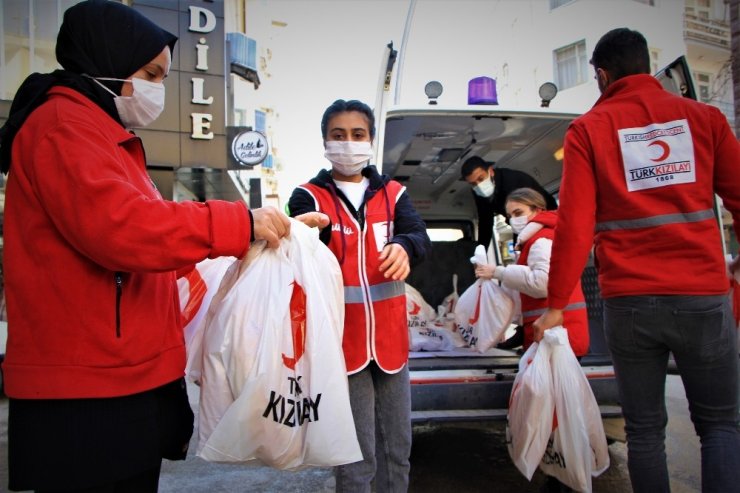 Elazığ’da gönüllüler dezavantajlı ailelere ekmek ulaştırdı