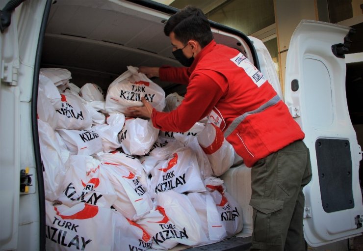 Elazığ’da gönüllüler dezavantajlı ailelere ekmek ulaştırdı
