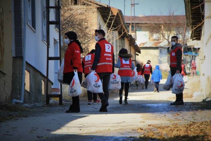 Elazığ’da gönüllüler dezavantajlı ailelere ekmek ulaştırdı