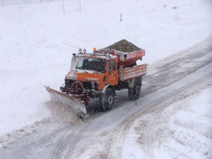 Karayolları kışın yoğun yaşandığı bölgelerde çalışmalarını sürdürüyor