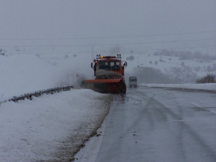 Karayolları kışın yoğun yaşandığı bölgelerde çalışmalarını sürdürüyor