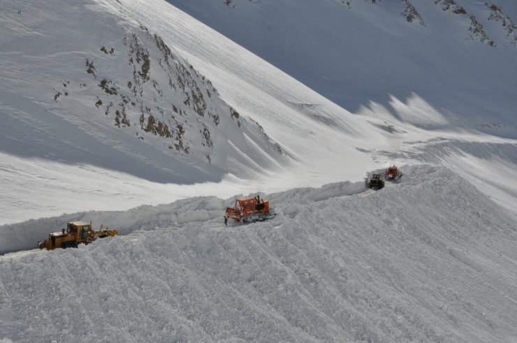 Karayolları kışın yoğun yaşandığı bölgelerde çalışmalarını sürdürüyor