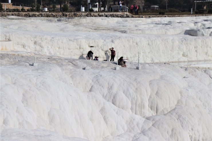 Kısıtlamadan muaf olan turistler Pamukkale’ye doyamadı