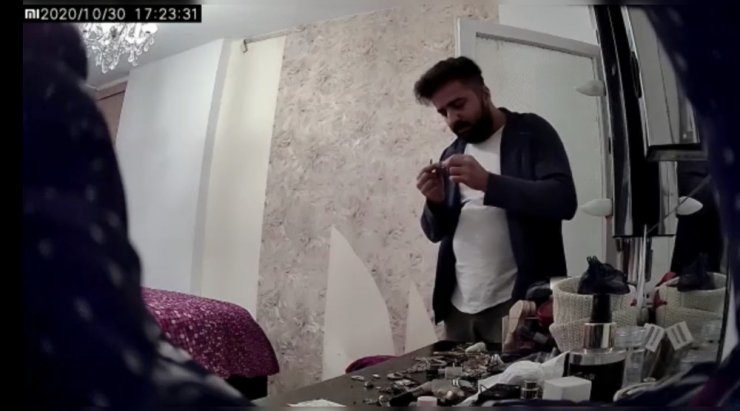 Ünlü şarkıcı Zeynep Sağdaş’ın evine giren hırsız kamerada