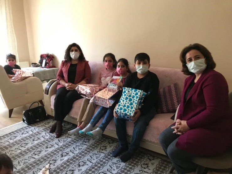 Gürel’den derslerinde başarılı olan 4 kardeşe tablet hediyesi