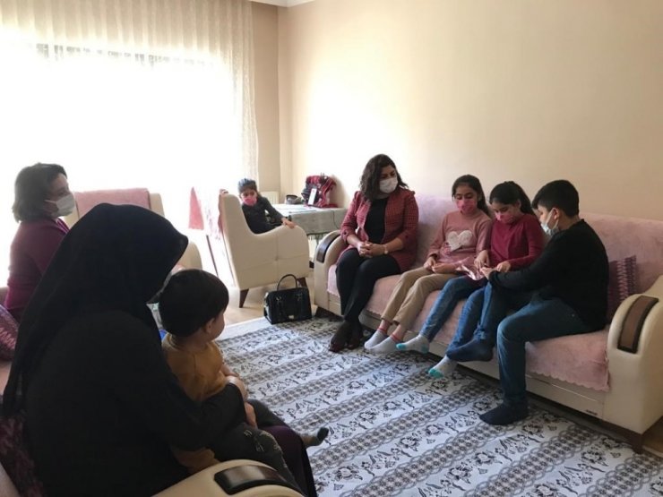 Gürel’den derslerinde başarılı olan 4 kardeşe tablet hediyesi