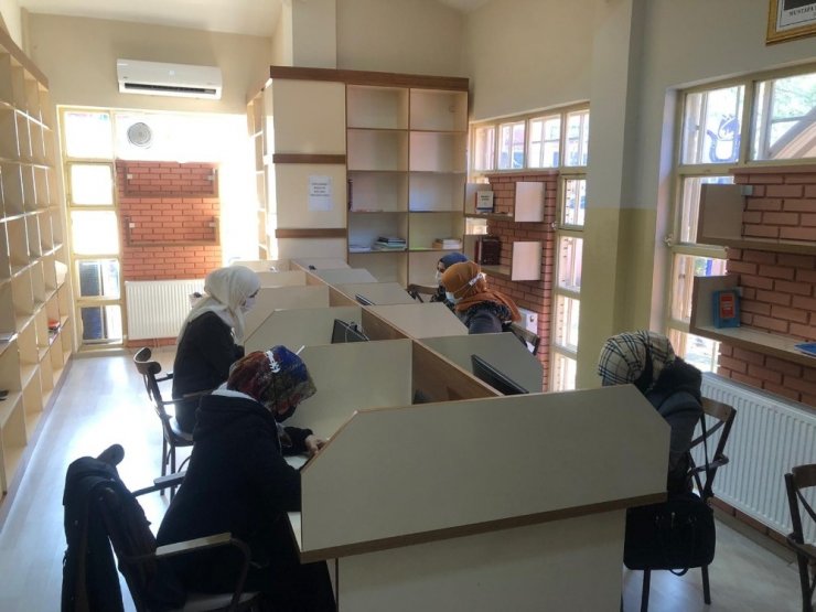 Yunusemre Belediyesi mültecilerin sıkıntılarını aşmasına yardımcı oluyor