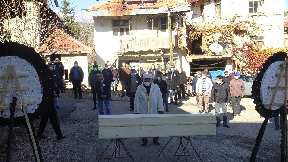 Konya'da görev yapıyordu! Koronaya yenik düşen trafik polisi Ermenek'te toprağa verildi