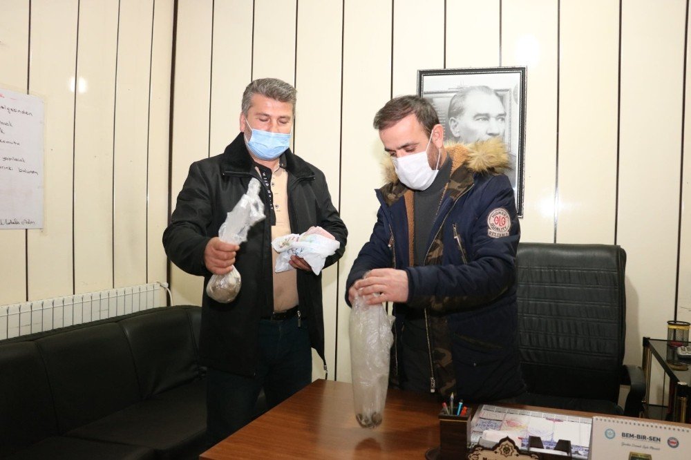 Konya'da temizlik işçilerinin bulduğu para mantar satıcısına teslim edildi