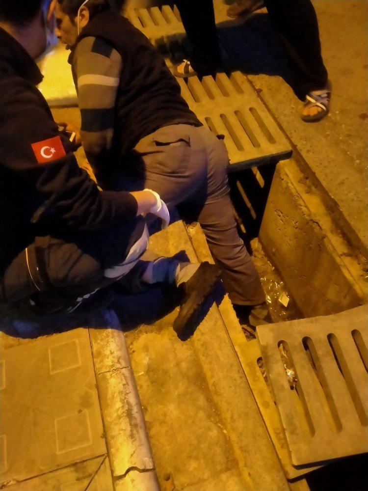 Açık rögarı farketmeyen adamın ayağı kırıldı