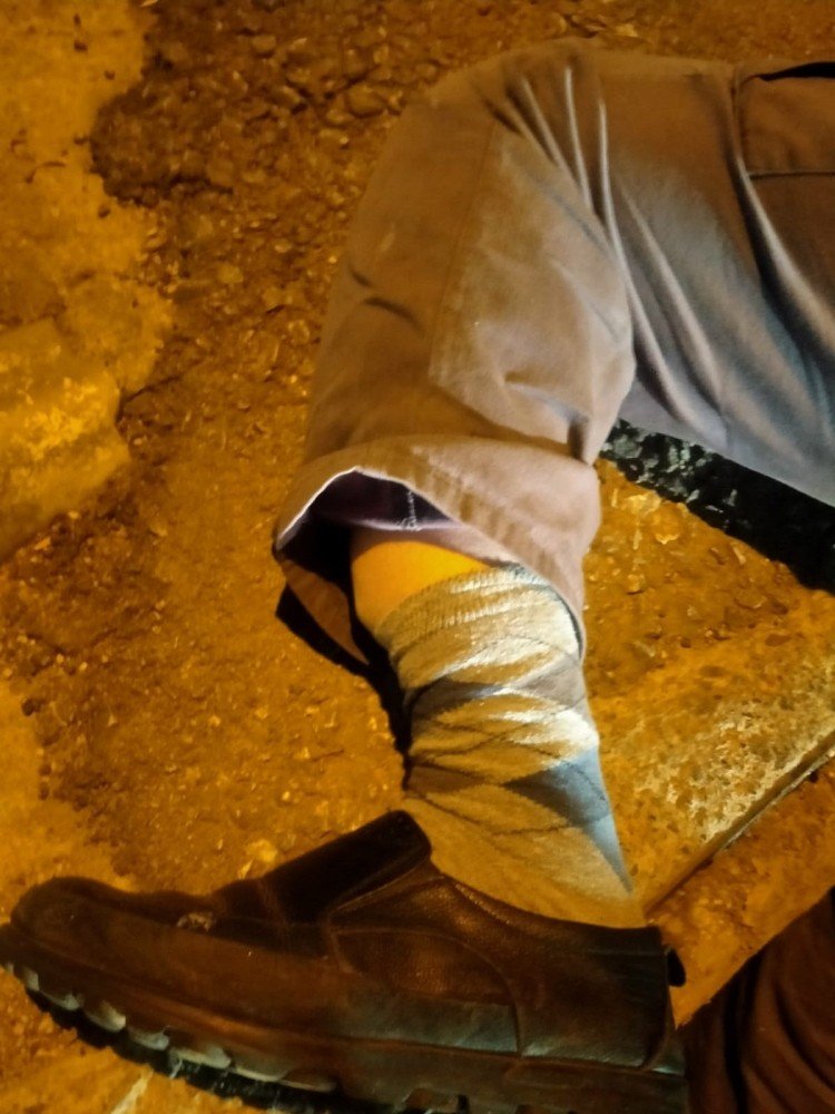 Açık rögarı farketmeyen adamın ayağı kırıldı