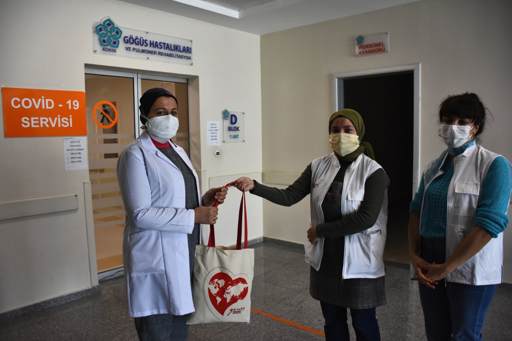 Genç Yeryüzü Doktorları Topluluğu Konya'da sağlık çalışanlarına 'motivasyon kiti' hediye etti