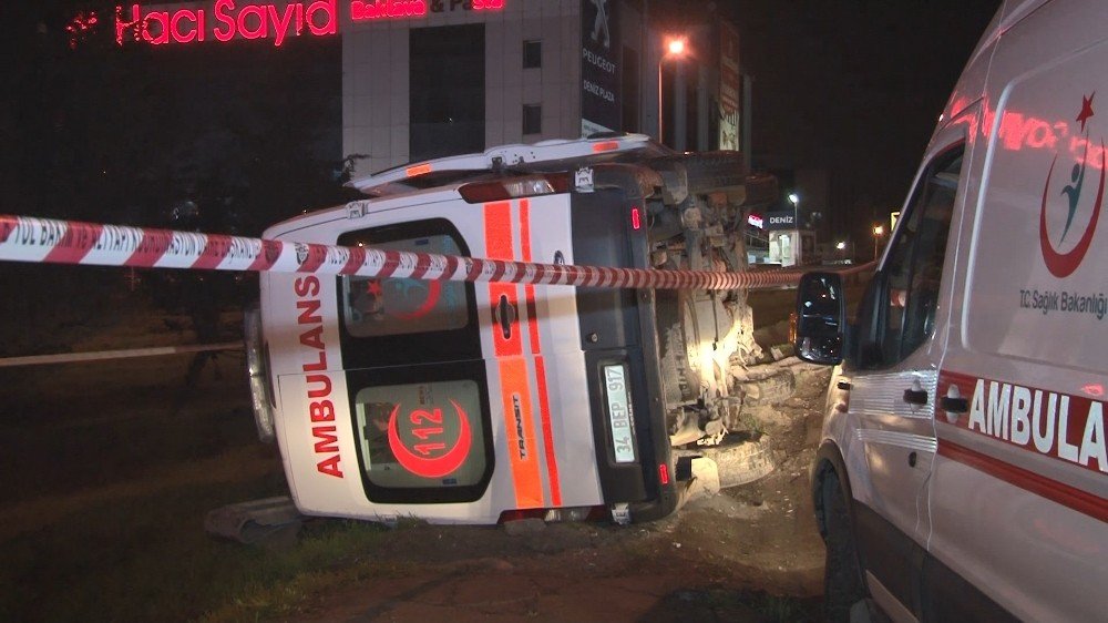 Kontrolden çıkan ambulans devrildi! 2 yaralı