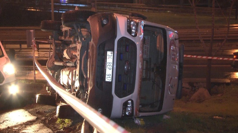 Kontrolden çıkan ambulans devrildi! 2 yaralı