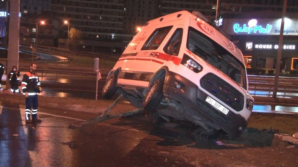 Kontrolden çıkan ambulans devrildi! 2 yaralı