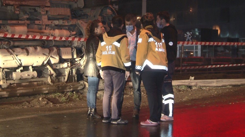 Kontrolden çıkan ambulans devrildi! 2 yaralı