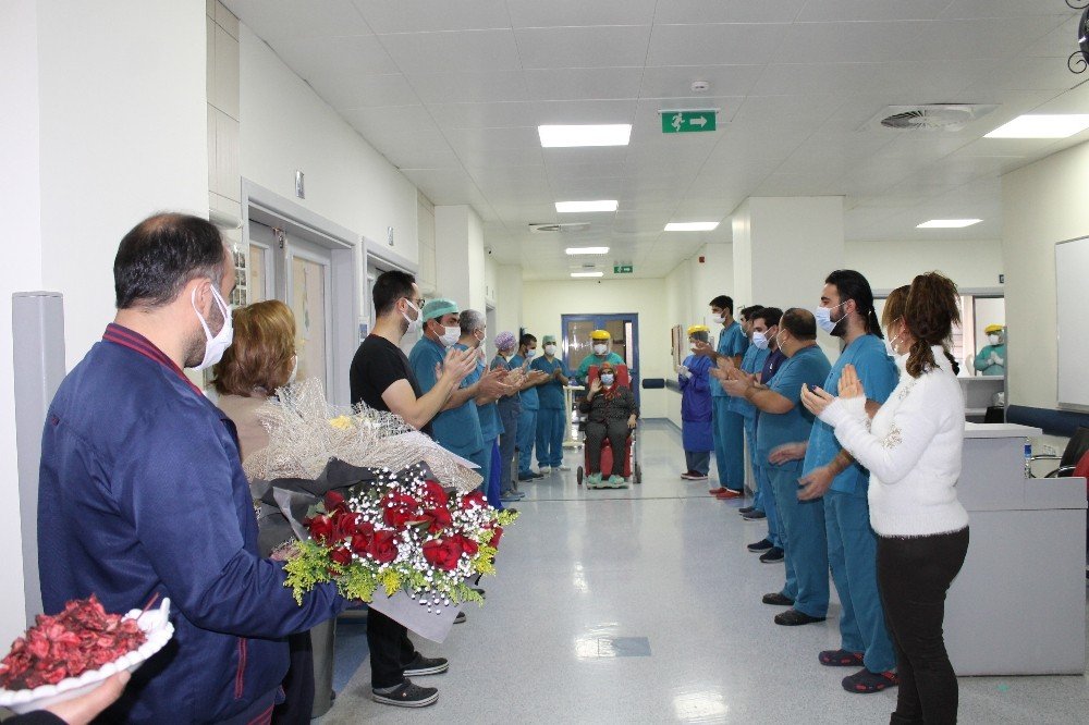 Koronavirüs domuz gribi ve H3N2'ye yakalandı! 26 gün solunum cihazına bağlı kalan kadın alkışlarla taburcu edildi
