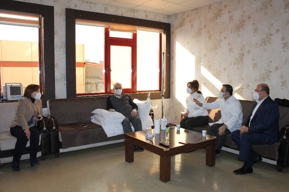 Koronavirüs domuz gribi ve H3N2'ye yakalandı! 26 gün solunum cihazına bağlı kalan kadın alkışlarla taburcu edildi