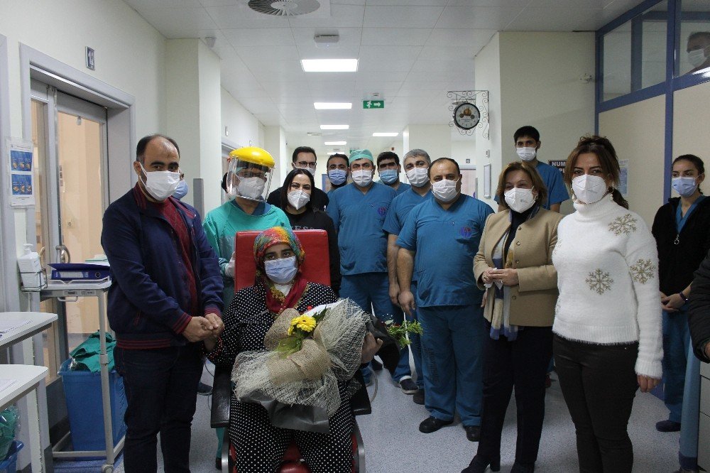 Koronavirüs domuz gribi ve H3N2'ye yakalandı! 26 gün solunum cihazına bağlı kalan kadın alkışlarla taburcu edildi