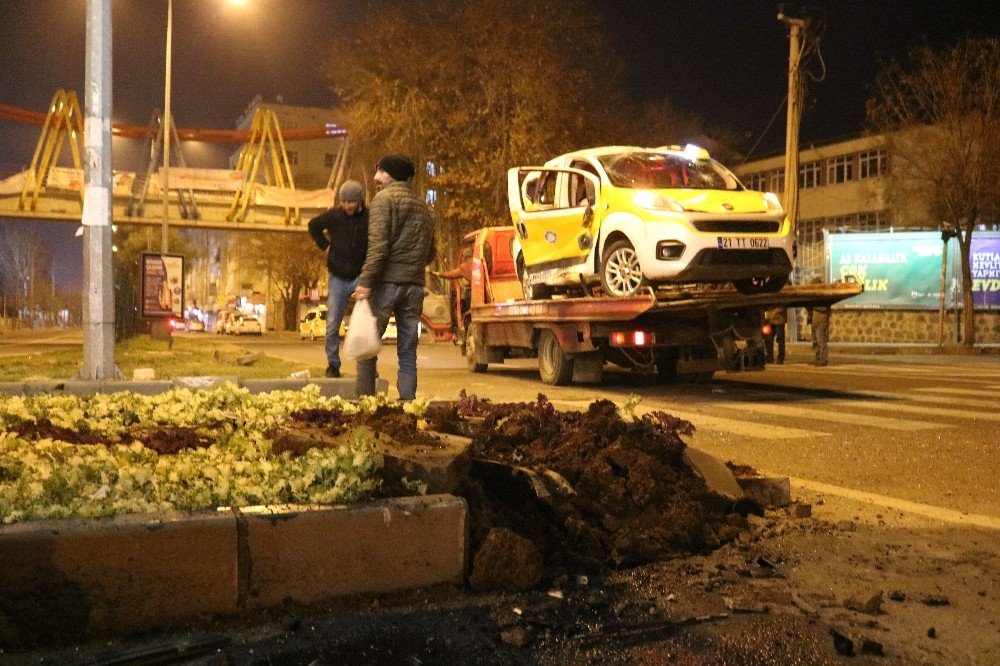 Bomboş yolda kafa kafaya çarpıştılar!