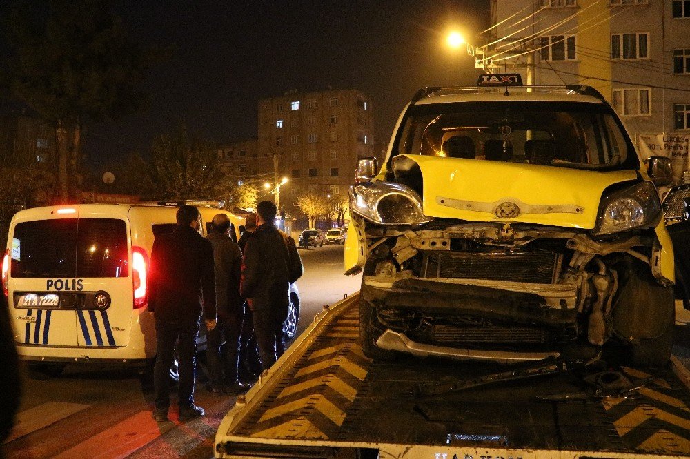 Bomboş yolda kafa kafaya çarpıştılar!