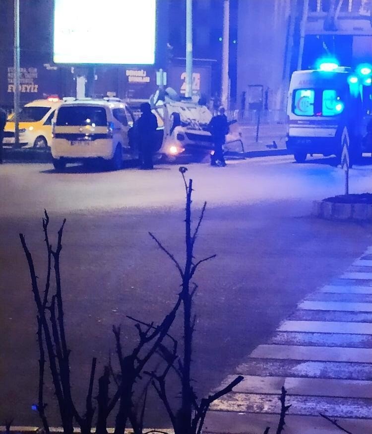 Bomboş yolda kafa kafaya çarpıştılar!