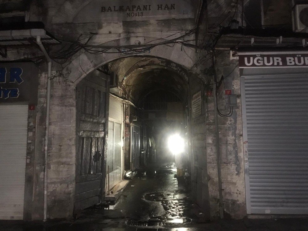 Tahtakale'de bir handa yangın çıktı! 71 yaşındaki bekçi hayatını kaybetti