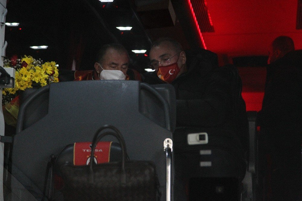 Galatasaray kafilesini taşıyan özel uçak Konya’ya indi