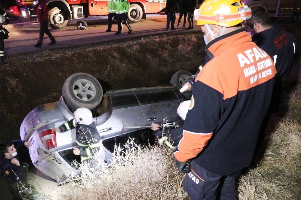Kanala devrilen araç polis AFAD UMKE ekiplerini alarma geçirdi! Camı kıran ekipler şaşkına döndü