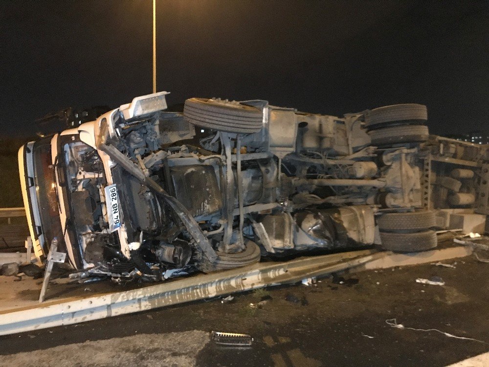 Devrilen demir yüklü TIR otoyolu trafiğe kapattı