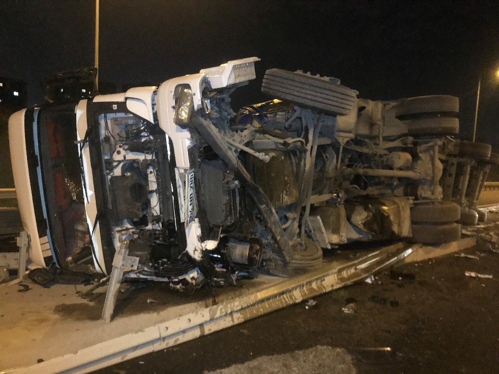 Devrilen demir yüklü TIR otoyolu trafiğe kapattı