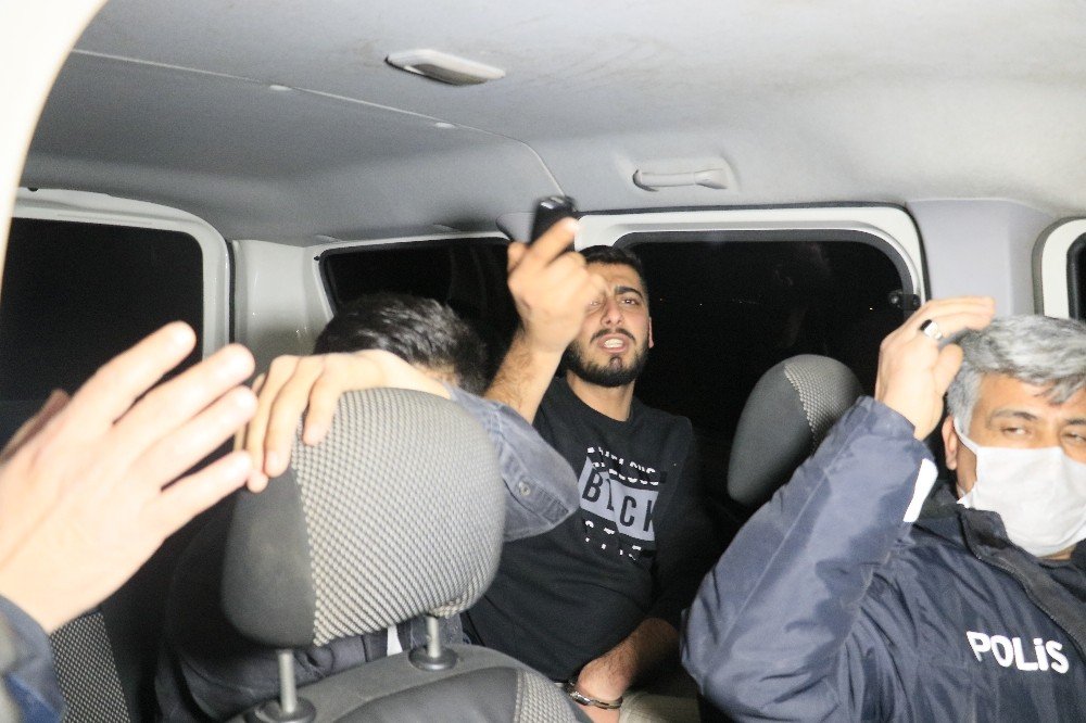 Havaya ateş eden trafik magandaları polisten kaçarken kanala düştü