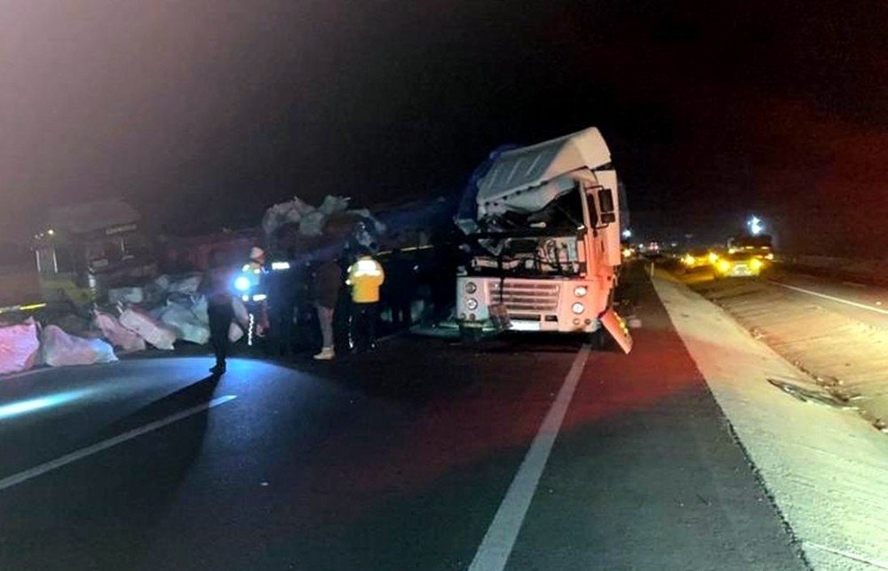 Konya - Adana yolunda tır park halindeki bir tıra çarptı! 2 yaralı